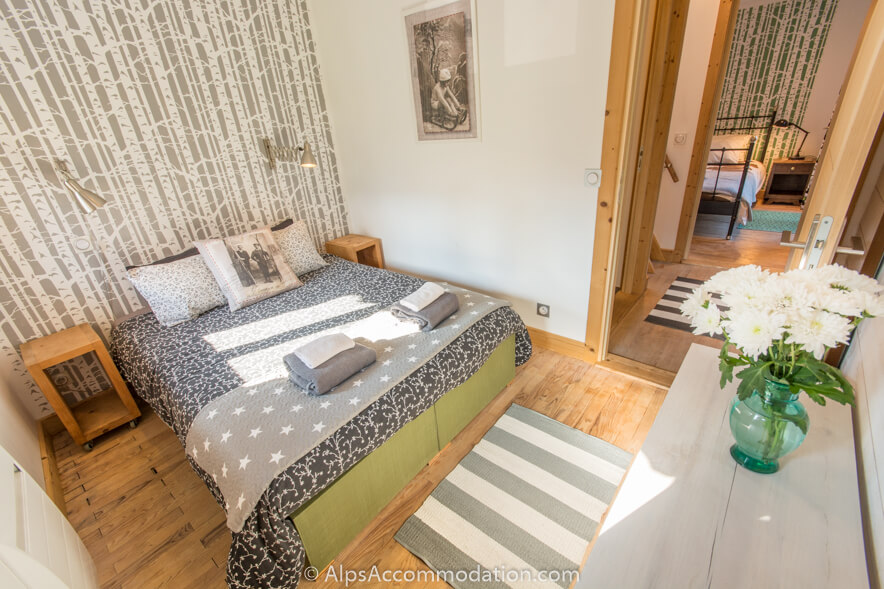 Chalet Tir na nOg Samoëns - Gorgeous double bedroom with east facing windows offering great views
