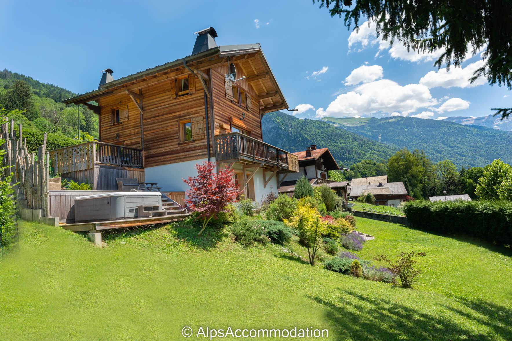 Chalet Gentiane Bleue Samoëns - A stunning chalet surrounded by several terraces and private gardens