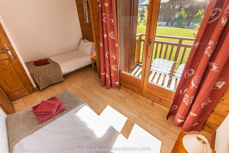Chalet Amande E4 Samoëns - Sunny twin bedroom with private balcony