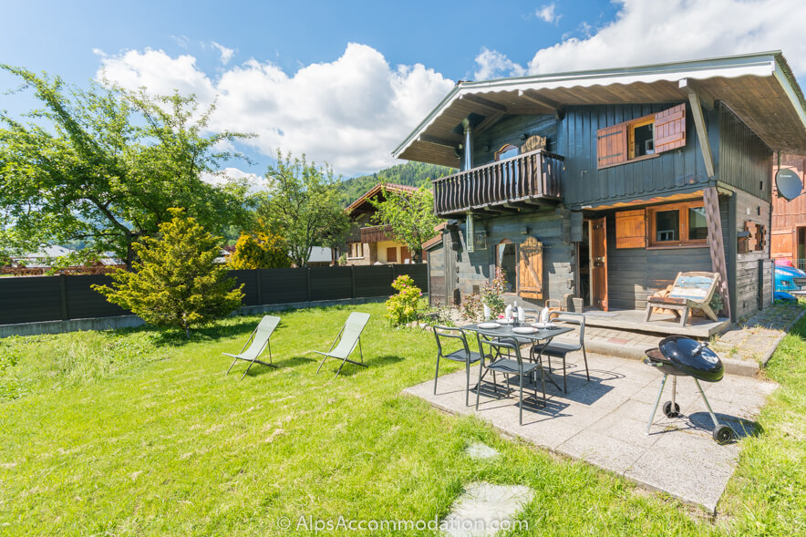 La Cabine Samoëns - A large flat private garden with table, chairs, BBQ and sun loungers provided