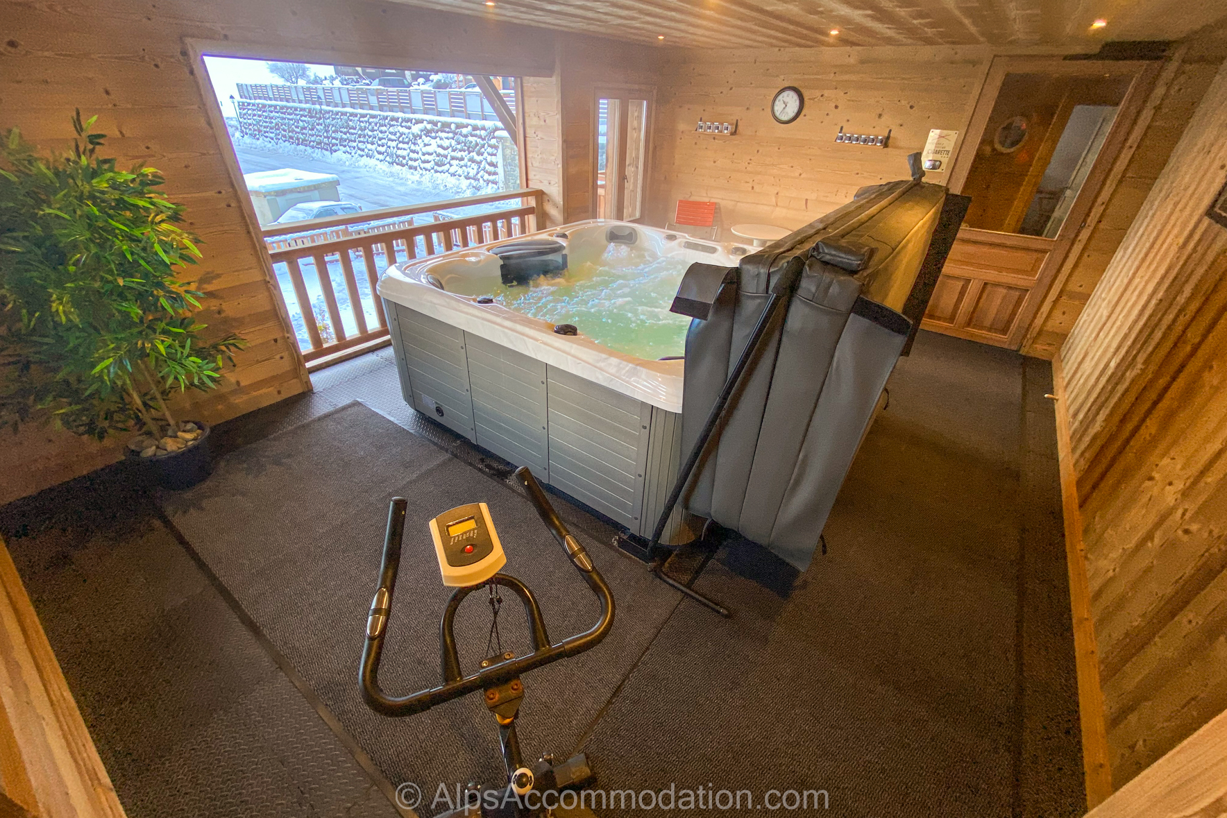 Chalet Skean-Dhu Samoëns - The covered hot tub offers wonderful views towards the Criou mountain