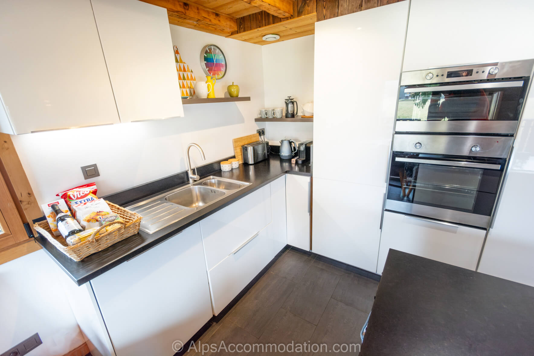 Chalet Toubkal Samoëns - Fully Equipped Kitchen With Granite Surfaces