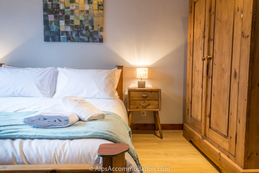 Chalet Taylor Morillon - The delightful master bedroom features charming decor