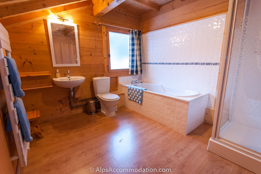 Chalet Sisu Sixt-Fer-à-Cheval - Very spacious family bathroom on the upper level