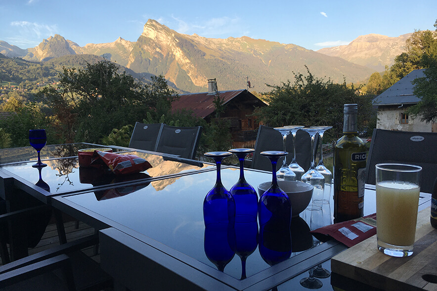 Chalet Kassy Morillon - Stunning views of the Criou mountain from the private garden