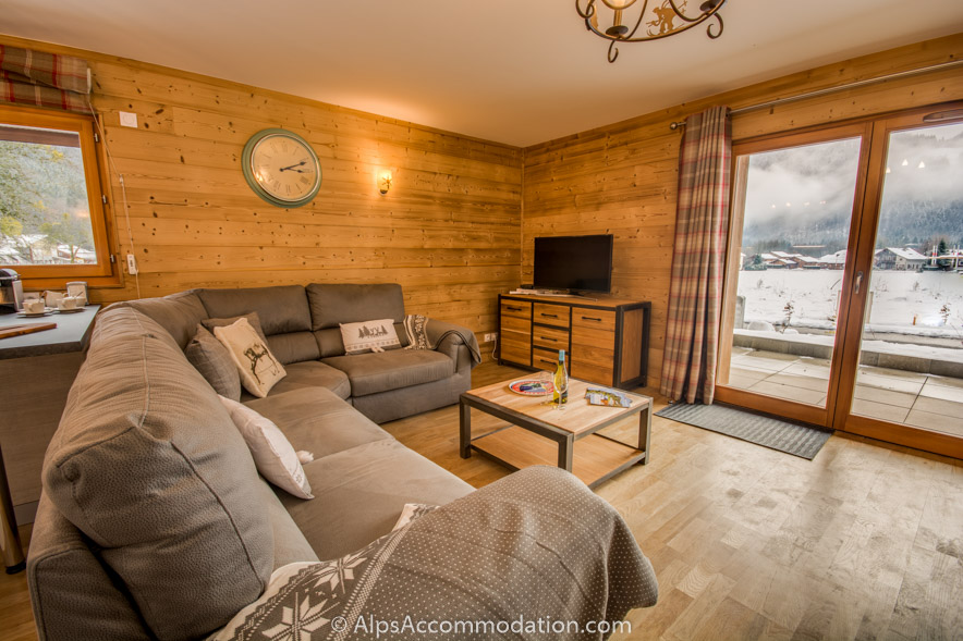 No.1 Chalet L'Orlaya Samoëns - The living area enjoys direct access to the terrace and grounds