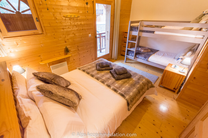 Chalet La Cascade Samoëns - Quad bedroom with double bed, bunk beds and private balcony