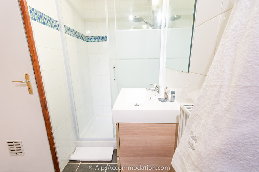 Chalet Taylor Morillon - The second family bathroom features a large shower