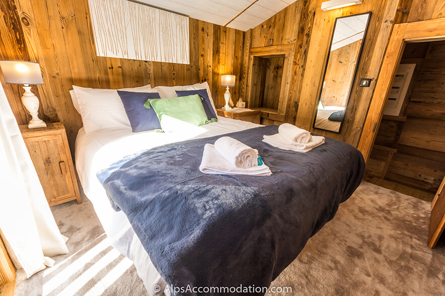 La Cabine Samoëns - The delightful master bedroom featuring luxurious soft furnishings and fluffy towels