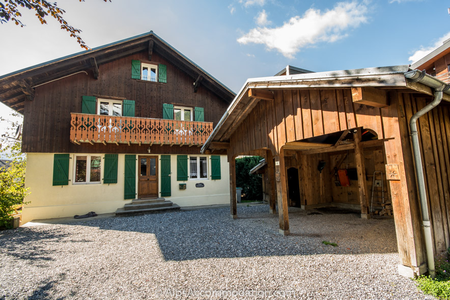 Chalet Chamoissière Samoëns - Private covered parking for two cars with additional private parking in front of the chalet