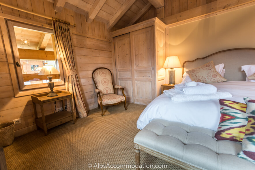 Chalet Gentiane Bleue Samoëns - Elegant features in the master bedroom