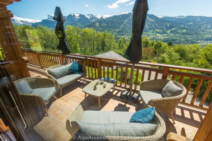 Chalet Marguerite Samoëns - Stunning south facing balcony with furniture and wonderful mountain views