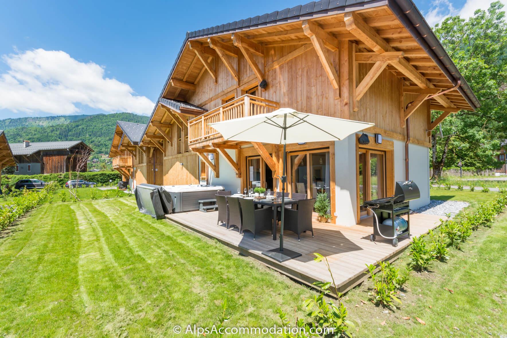 Chalet Louisa Samoëns - Fully equipped outdoor area with BBQ table chairs and hot tub