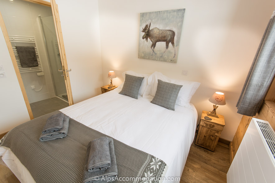 No.1 Chalet L'Orlaya Samoëns - The ensuite king or twin bedroom with great views to the Criou