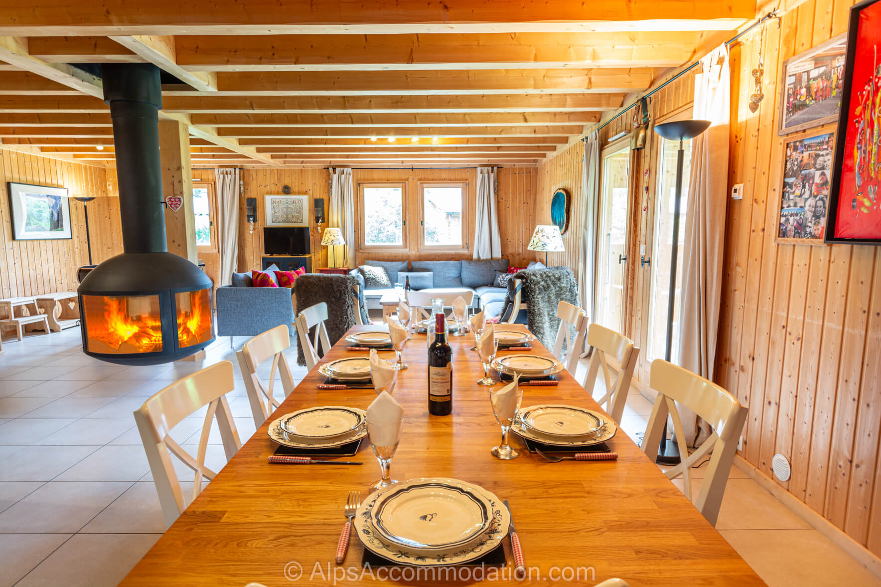 Chalet Esse Samoëns - Spacious dining area which can comfortably seat up to 10 guests