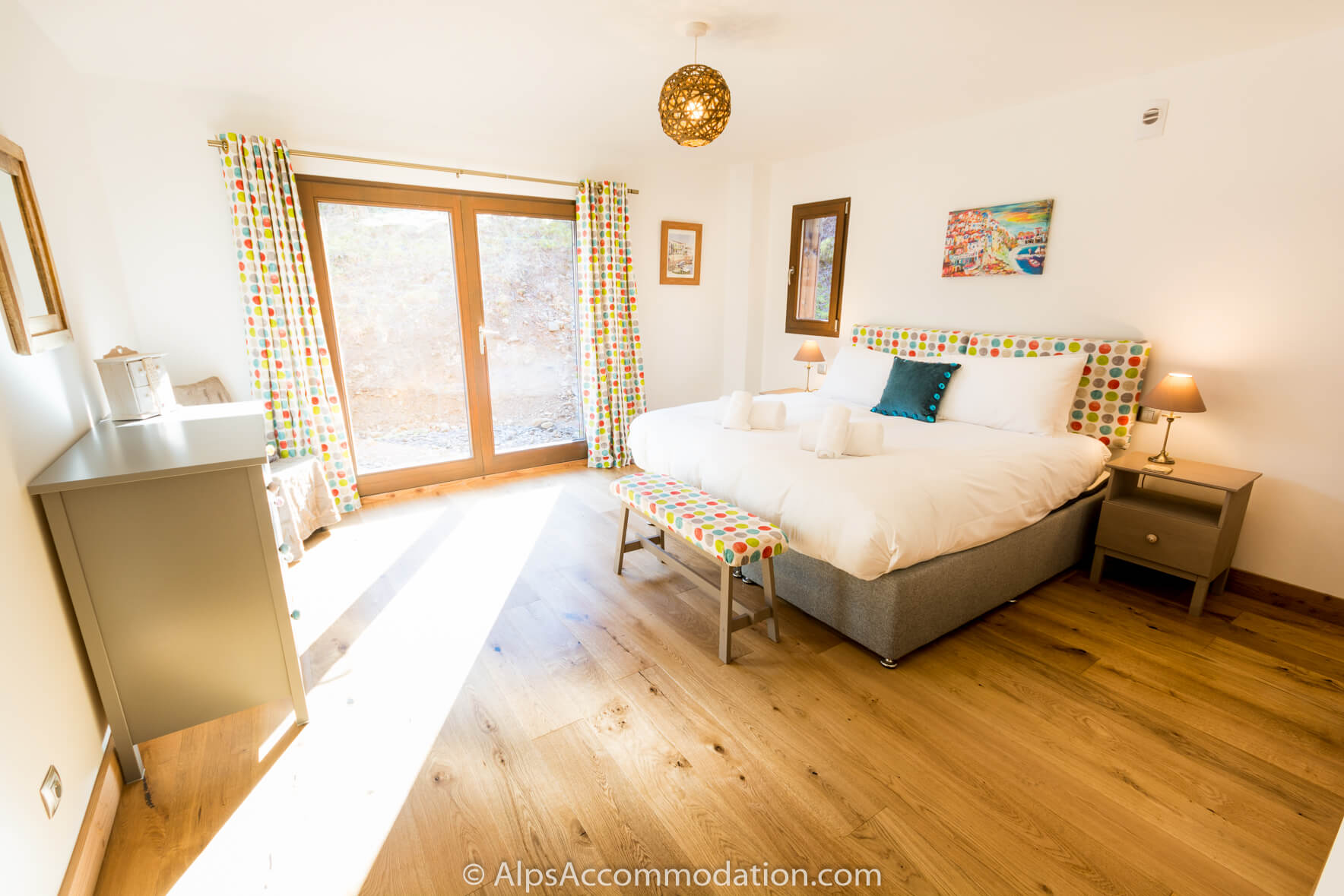 Chalet Gentian Samoëns - Spacious ensuite bedroom with direct access to the scenic outdoor areas