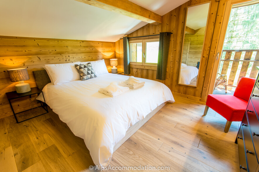 Chalet Toubkal Samoëns - Spacious king bedroom with private balcony