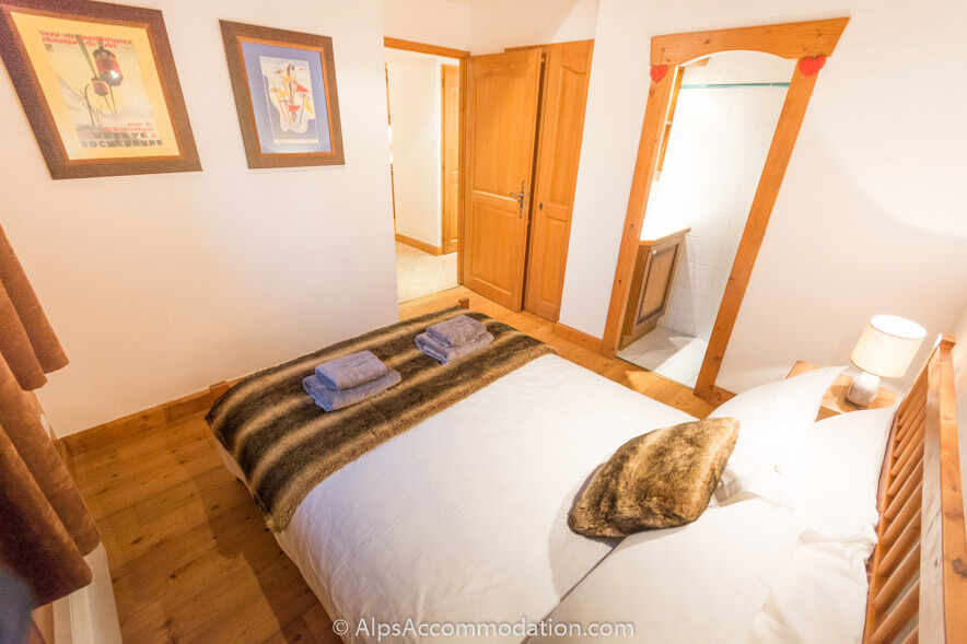 Villa Monette B5 Samoëns - Master bedroom with ensuite bathroom and large built in wardrobe
