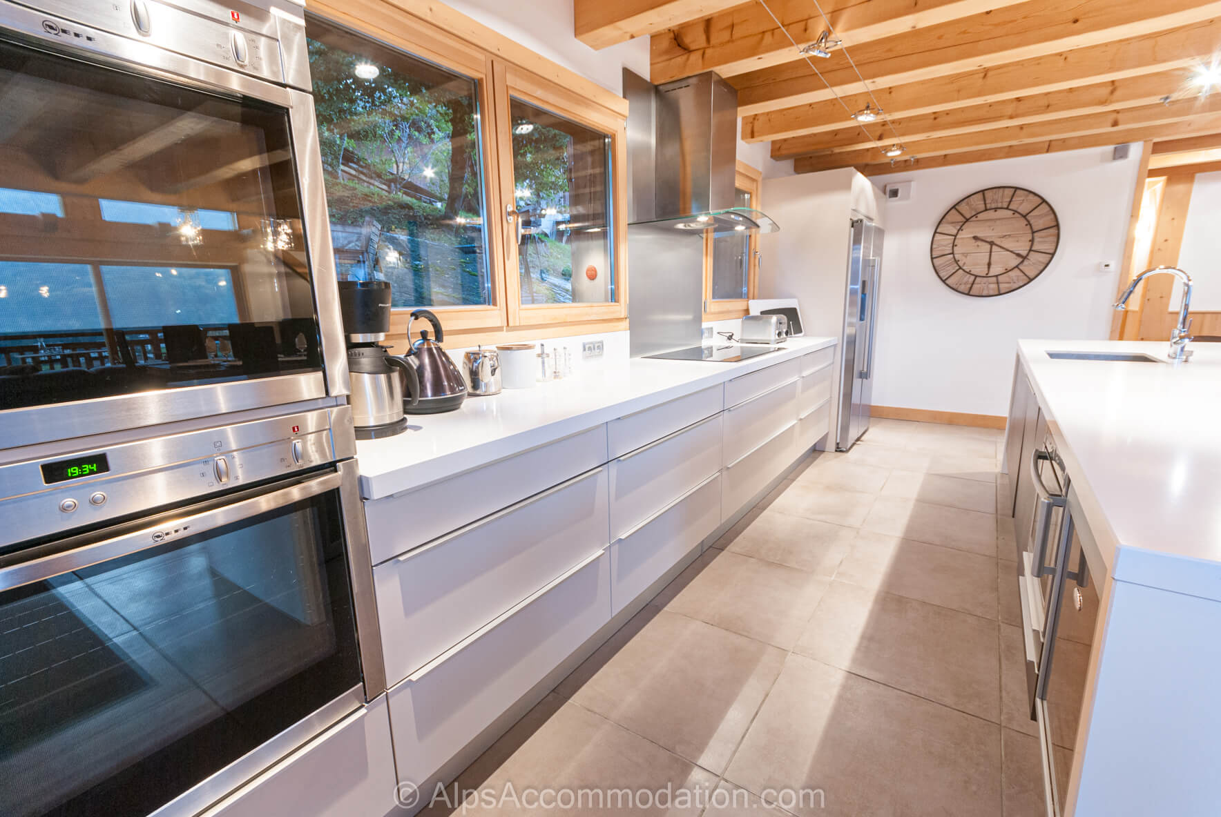 Chalet Foehn Samoëns - Cooking for a chalet is a breeze in the enormous kitchen