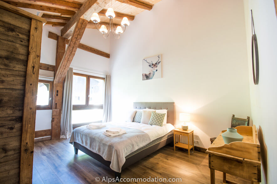 Chalet Skean-Dhu Samoëns - The very spacious ensuite family room with luxurious king size bed and 2 twin beds