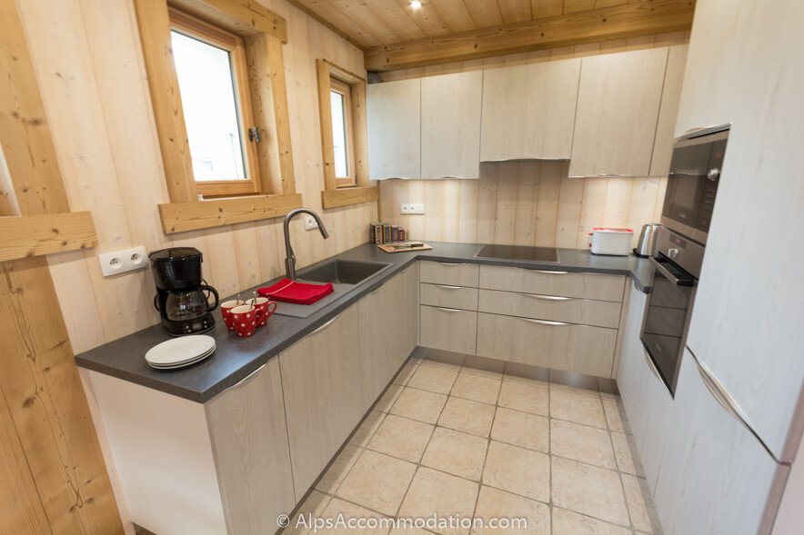 Apartment Bois de Lune 2 Samoëns - The superb kitchen with full size electric oven 4 ring hob dishwasher and large fridge freezer
