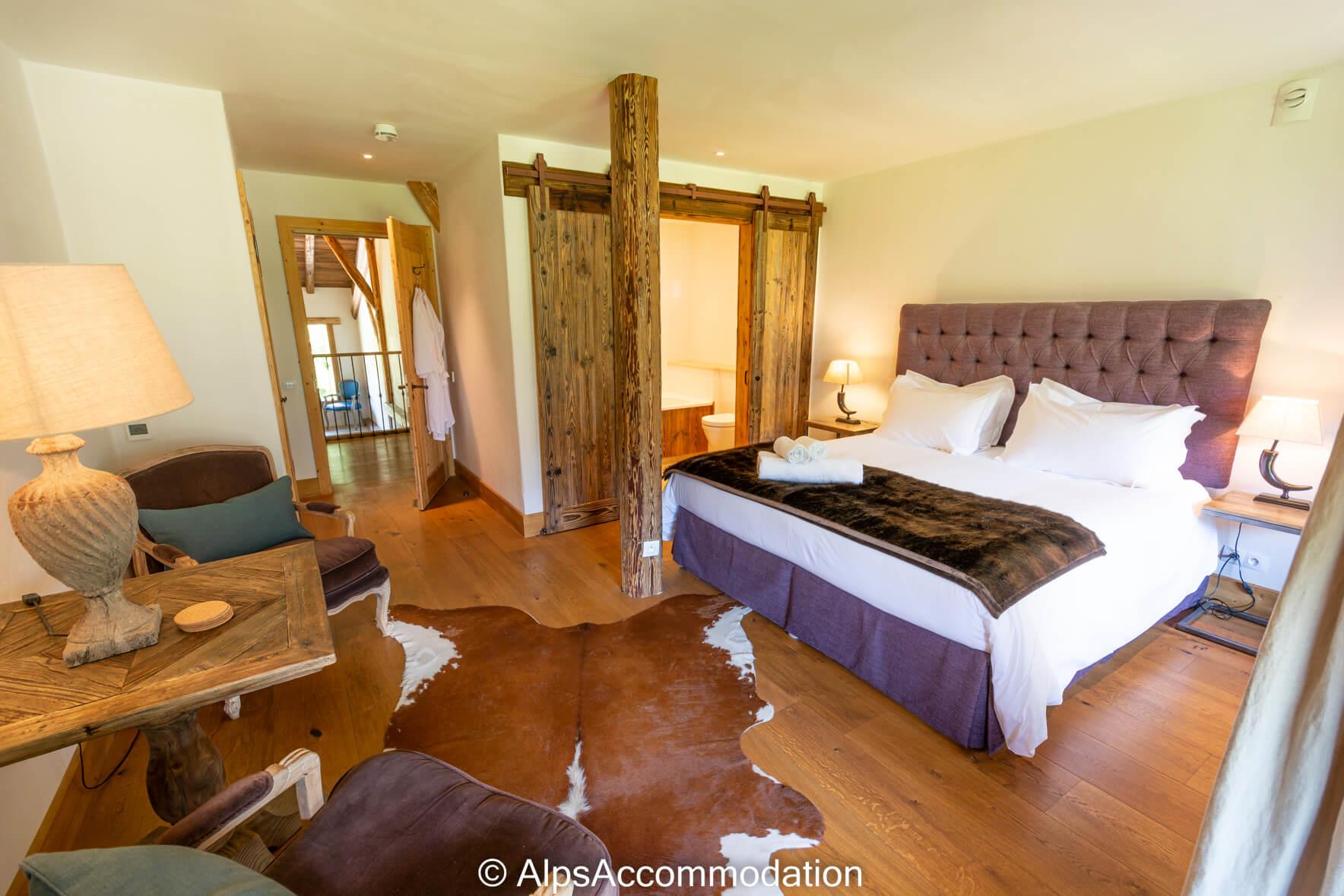 Ferme St Christophe Samoëns - Une magnifique chambre en suite avec balcon et vue sur les jardins