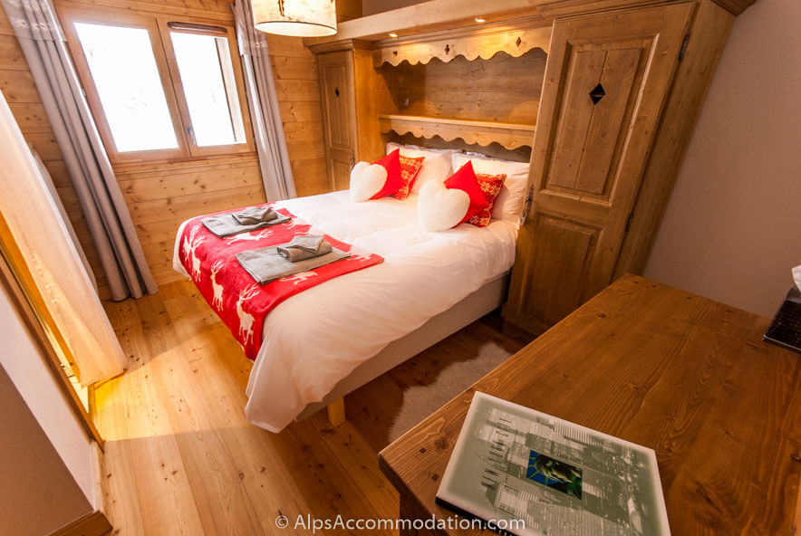 Chardons Argentés D3 Samoëns - Ensuite bedroom with king size bed