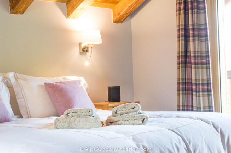 Chalet Petit Coeur Samoëns - The master bedroom features high quality linen soft furnishings and a Sonos music speaker