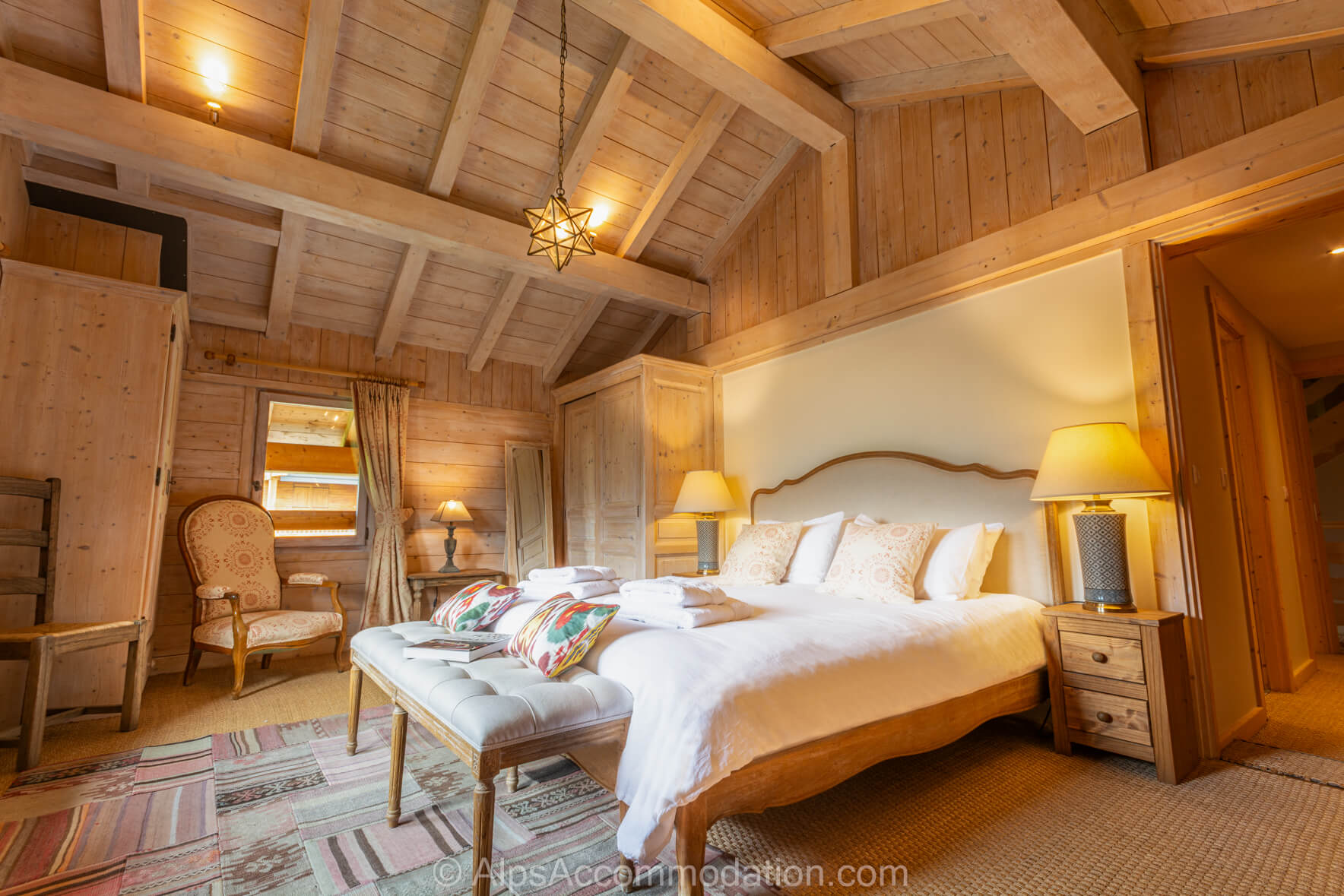 Chalet Gentiane Bleue Samoëns - Enjoy the master king size bedroom suite with vaulted ceiling and stunning mountain views