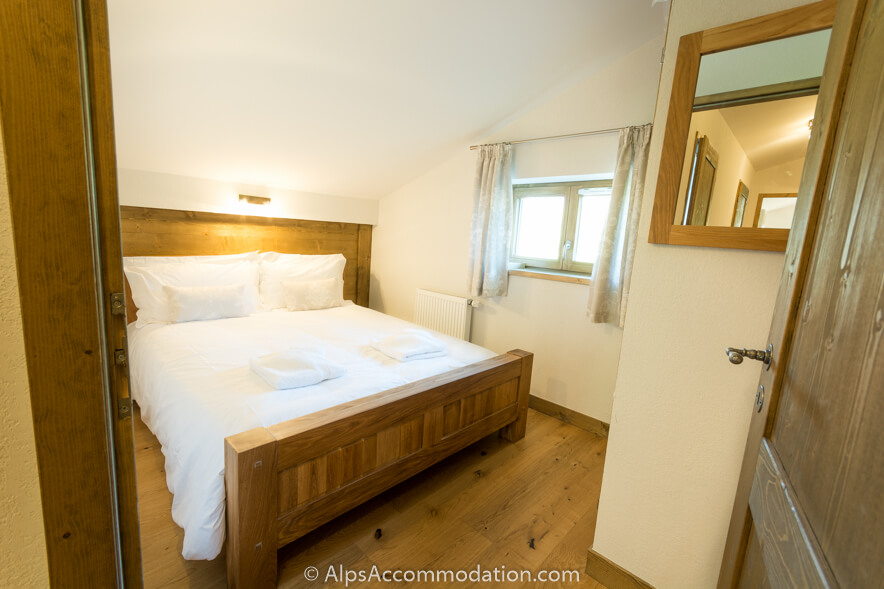 Apartment Les Niveoles A12 Morillon - Master bedroom with luxurious king size bed