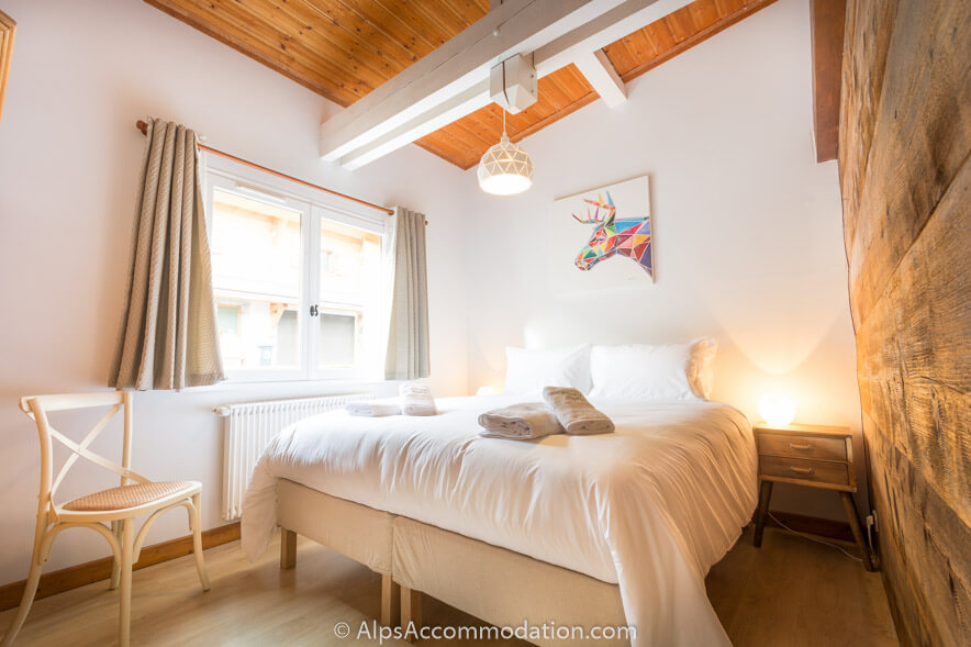 Chalet Taylor Morillon - A beautiful super king or twin bedroom with rustic wood feature wall