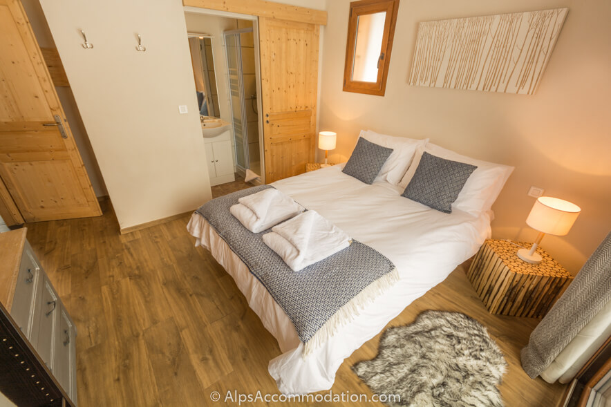  Chalet Balthazar Samoëns - Light and spacious ensuite king bedroom (or twin) with sliding glass door