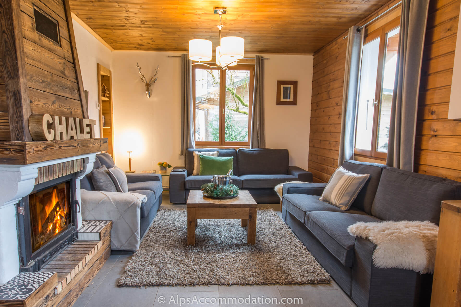 Chalet Moccand Samoëns - Spacious living area with deep comfortable sofas and wood fire