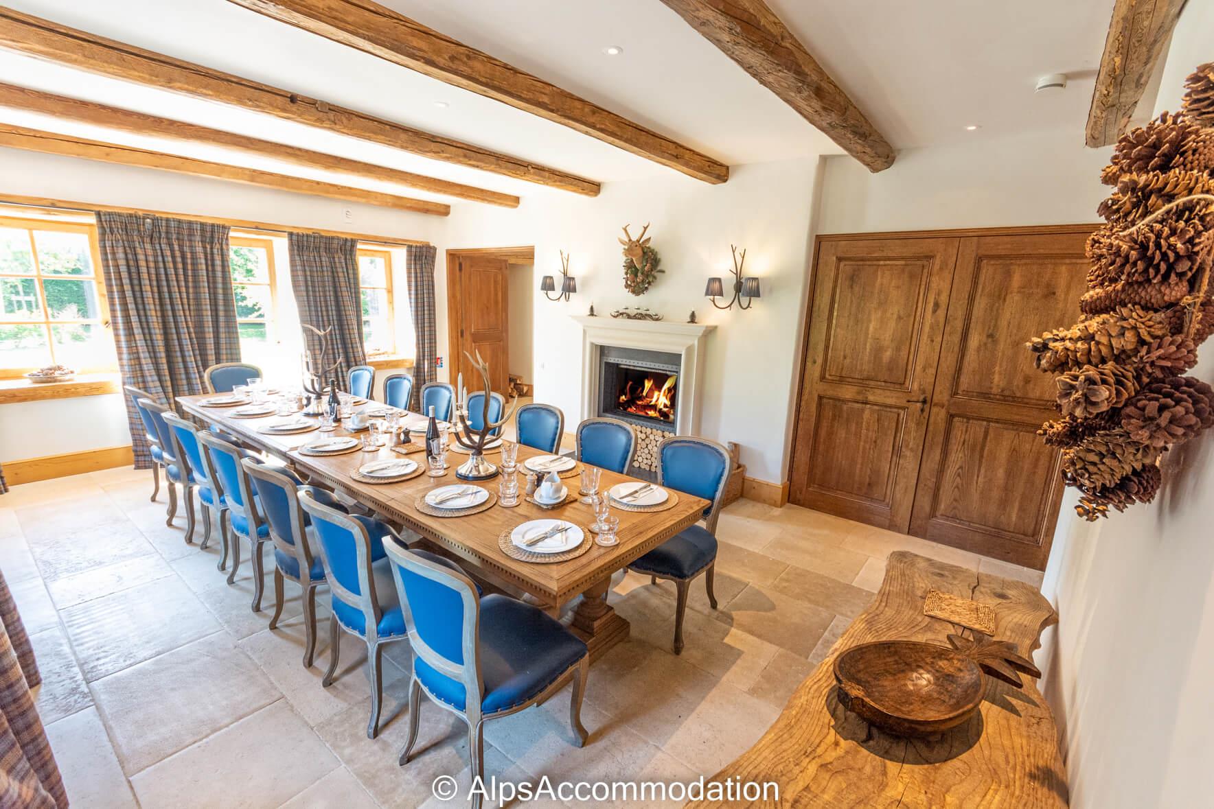 Ferme St Christophe Samoëns - The dining room with oak table and log fire