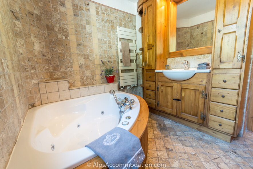 Chalet du Mont des Fraises Samoëns - The master bedroom has an ensuite bathroom with large corner bath and separate shower