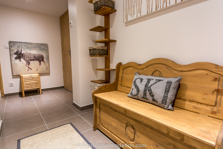 Chalet 75 Samoëns - Spacious entrance hallway leading in to the chalet