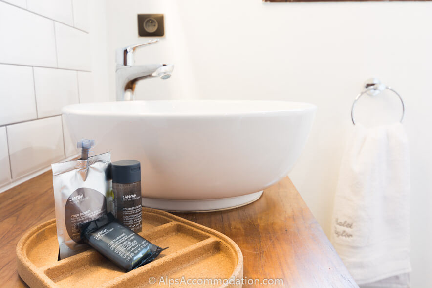 Chalet Taylor Morillon - Luxury toiletries are provided with soft fluffy towels