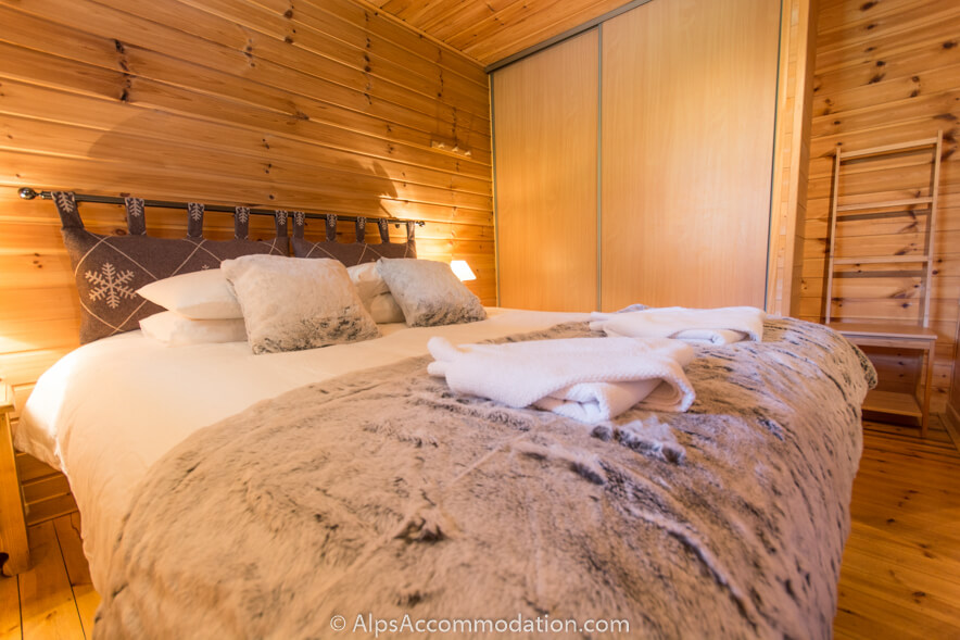 Chalet Booboo Morillon - Ensuite master bedroom with luxurious linen and soft furnishings