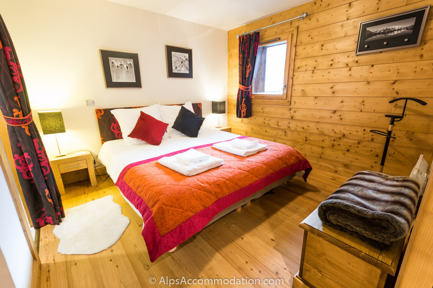 Chardons Argentés F8 Samoëns - Beautiful master bedroom with huge bed and ensuite bathroom