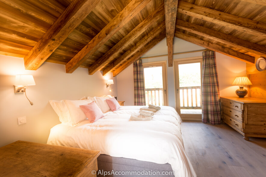 Chalet Petit Coeur Samoëns - Stunning master bedroom with ensuite bathroom and private balcony