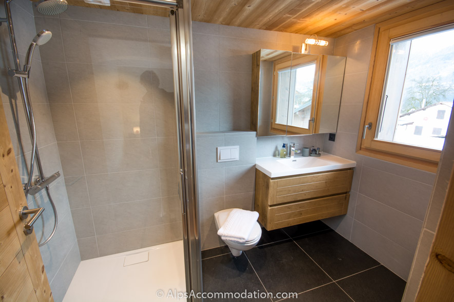 Apartment CH7 Morillon - The master bedroom features a large ensuite bathroom