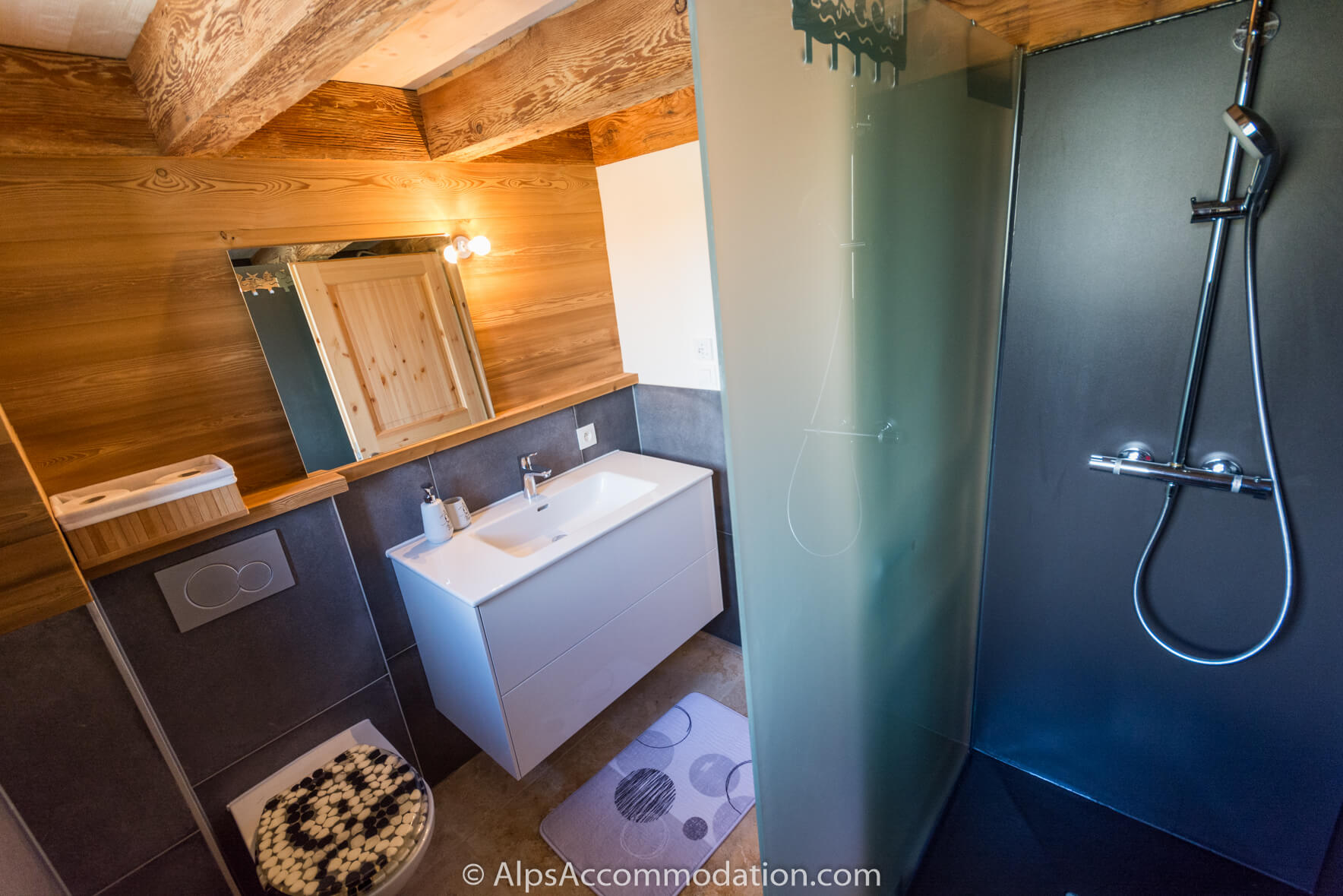 Chalet Sole Mio Morillon - Ensuite bathroom with walk in shower