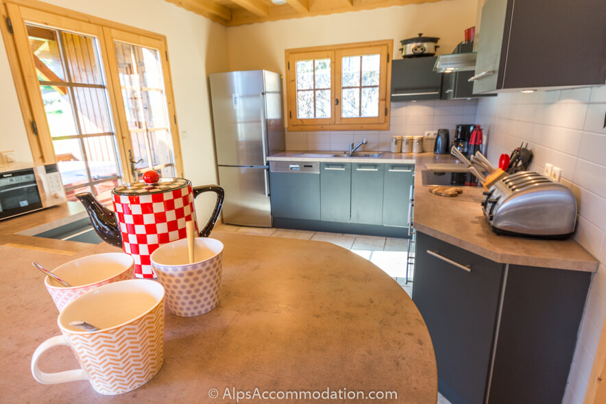 Chalet Kassy Morillon - The kitchen comes fully equipped with double ovens and breakfast bar