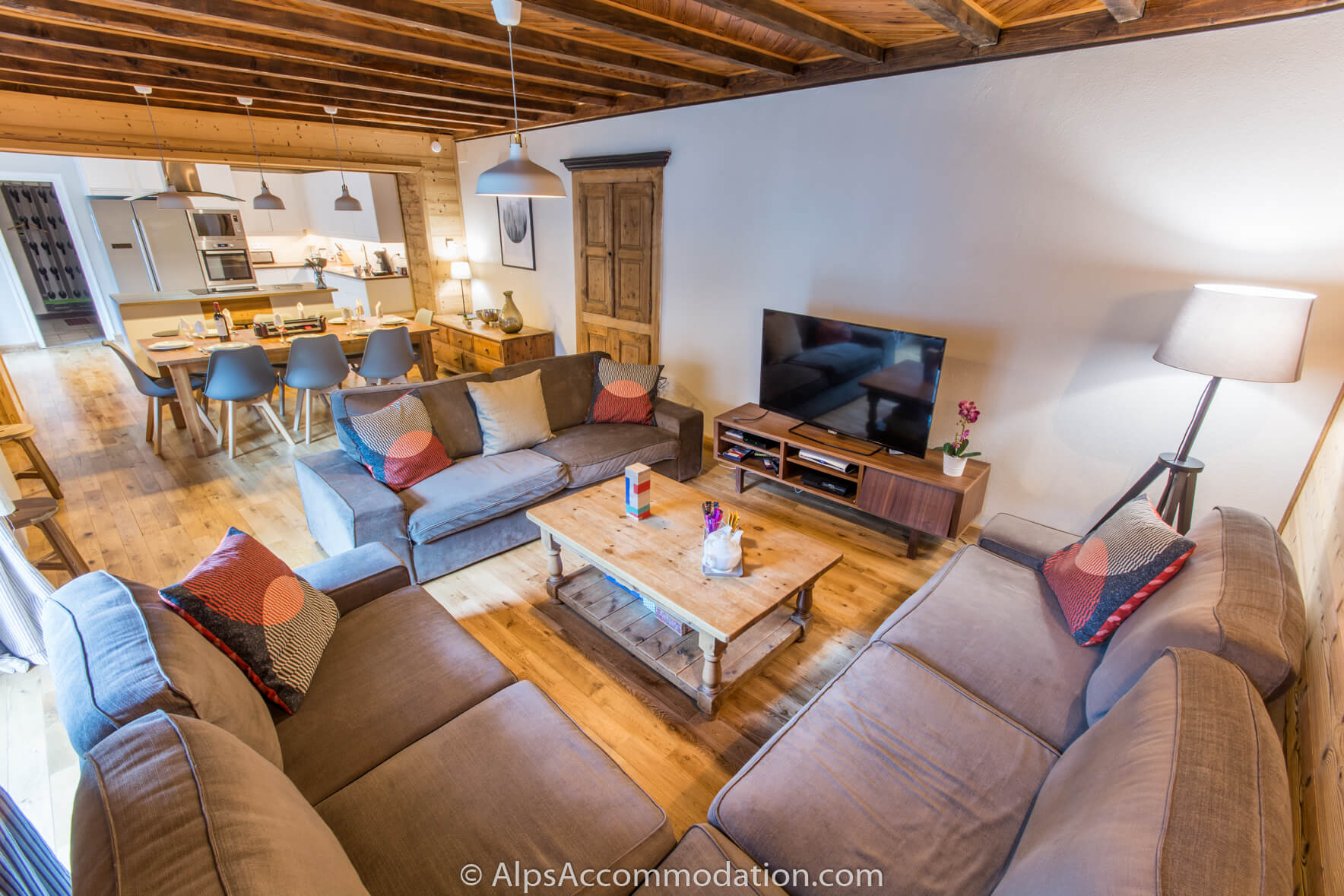 Chalet Mysig Samoëns - The living area features an LCD TV and a deep comfortable corner sofa