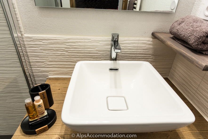 Apartment Les Niveoles B9 Morillon - Complimentary toiletries are provided in the stylish bathroom