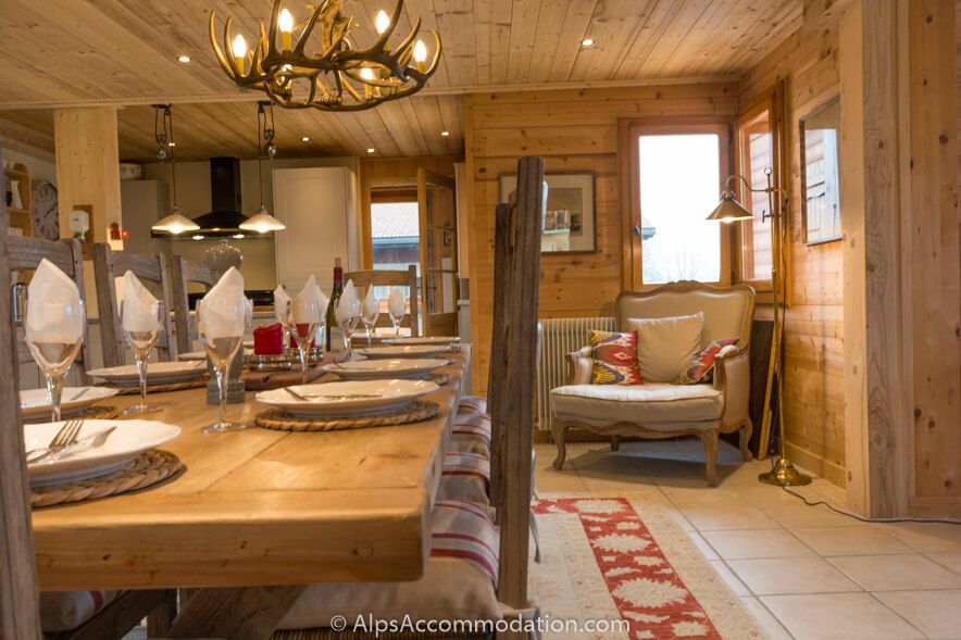 Chalet Gentiane Bleue Samoëns - Stunning wood dining table while an armchair provides a quiet corner