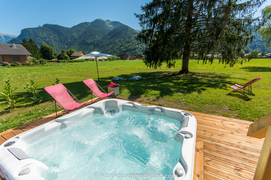 Chalet Toubkal Samoëns - Relax in the hot tub with a stunning view