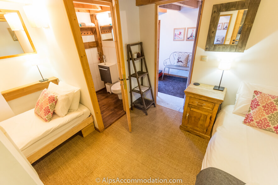 The Mazot Samoëns - Lovely twin bedroom with ensuite shower room