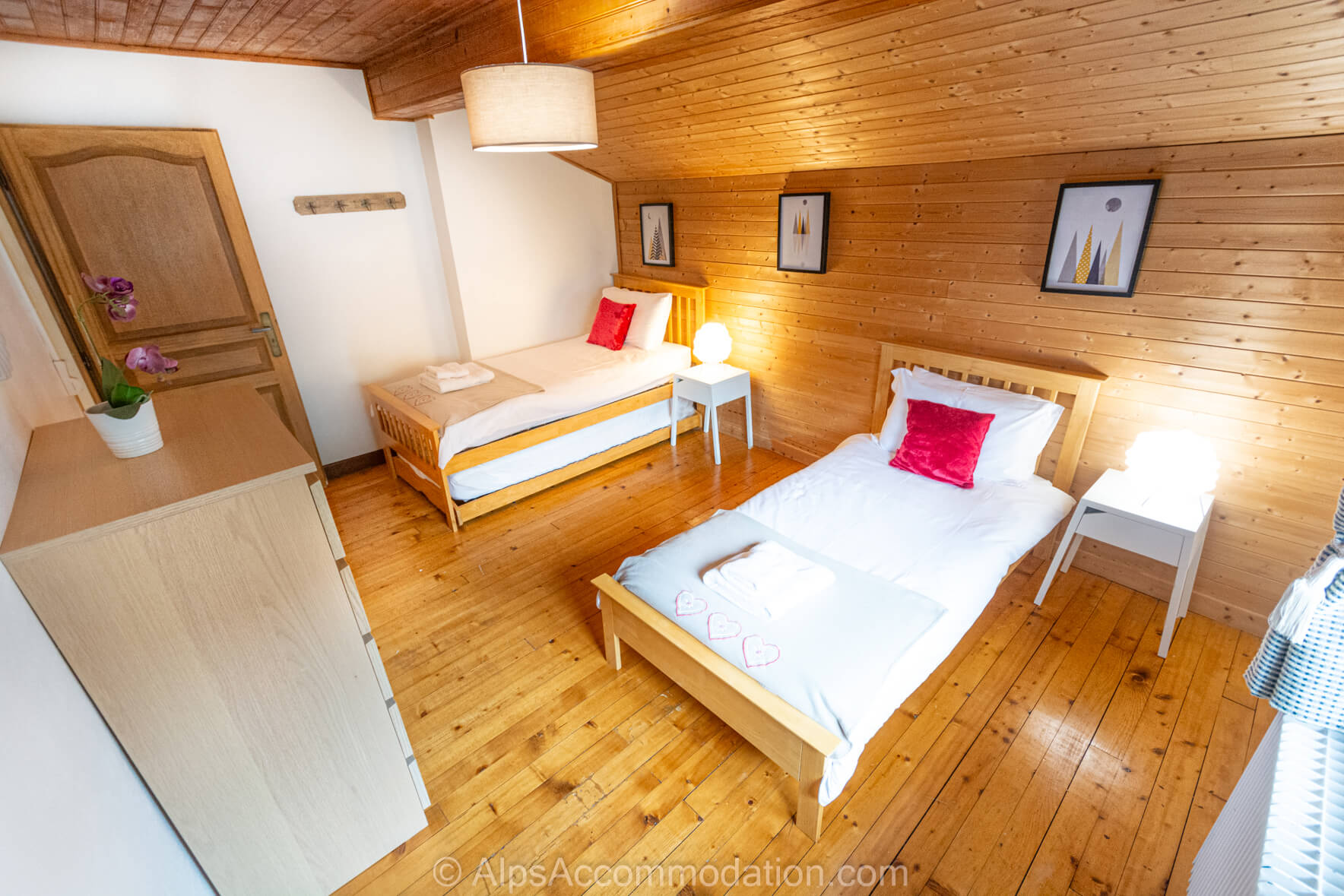 Chalet Mysig Samoëns - Spacious twin bedroom which can also be configured as a triple with pull out bed