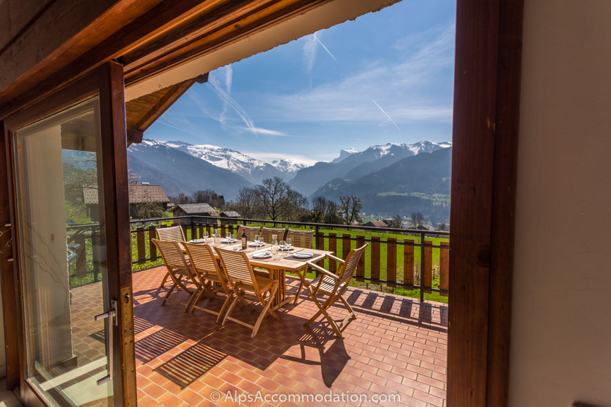 Chalet Eglantine Samoëns - Stunning views looking out over the sunny balcony towards staggering peaks and glaciers